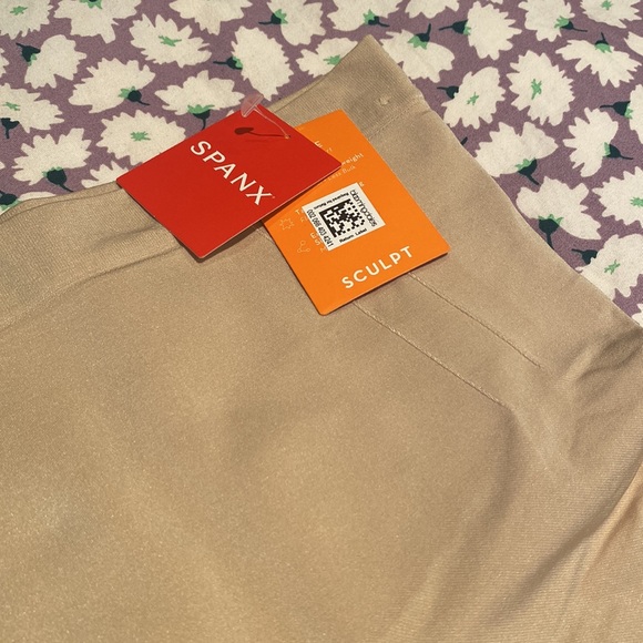 Spanx ONCORE Mid-Thigh Short - Picture 4 of 4